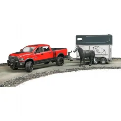 Dodge RAM 2500 med hestetrailer og hest
