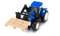New Holland med pallegaffel og palle